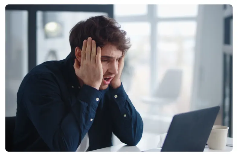 Hombre frustrado frente a la computadora revisando su sitio web