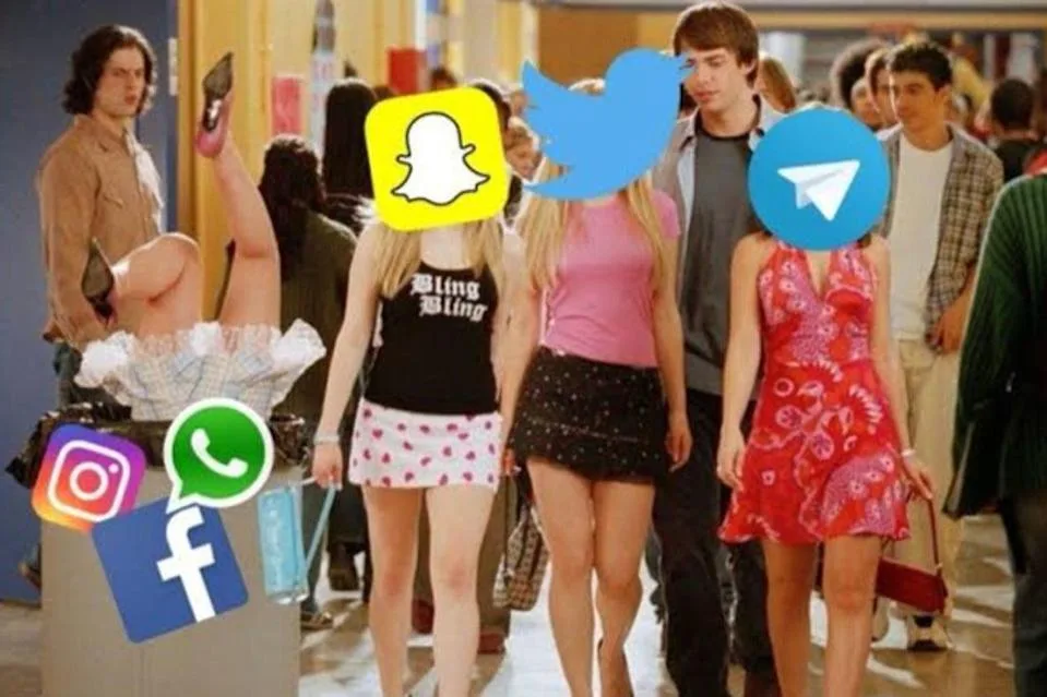 Meme: un grupo de estudiantes camina por un pasillo con logos de Snapchat, Twitter, Telegram, Instagram, WhatsApp y Facebook tapándoles la cara